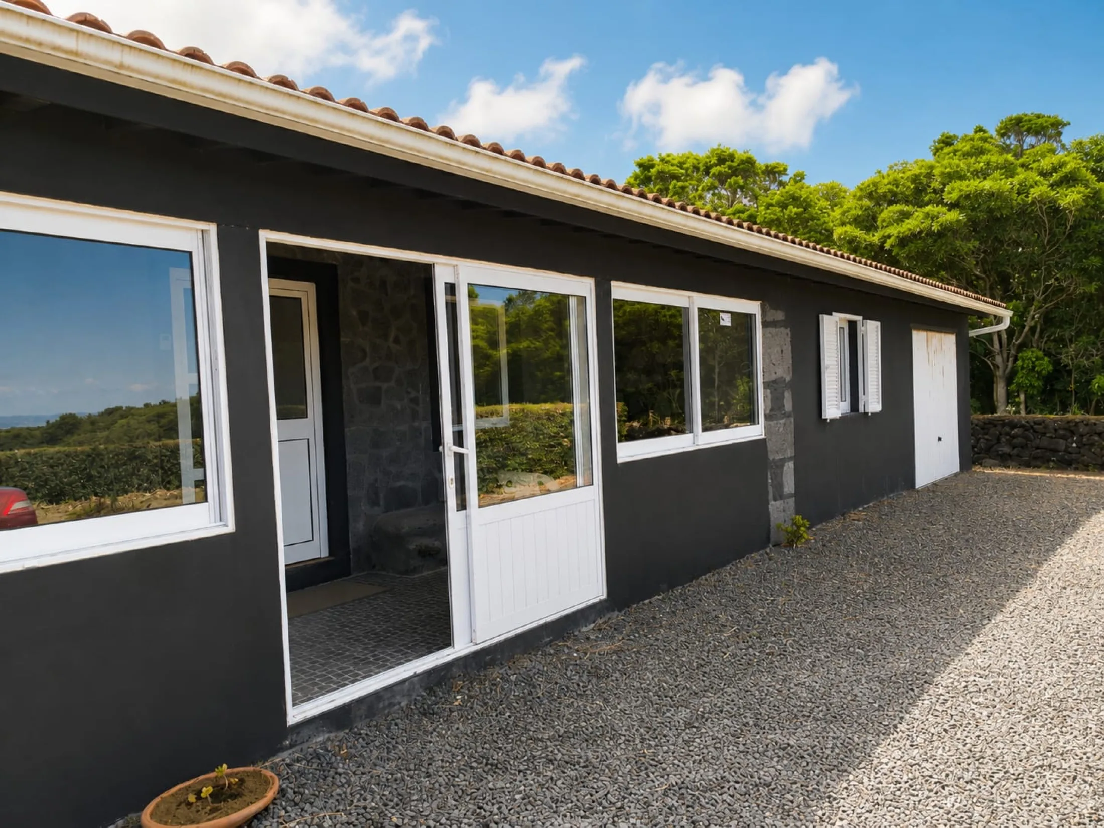 Exterior da casa em pedra de basalto